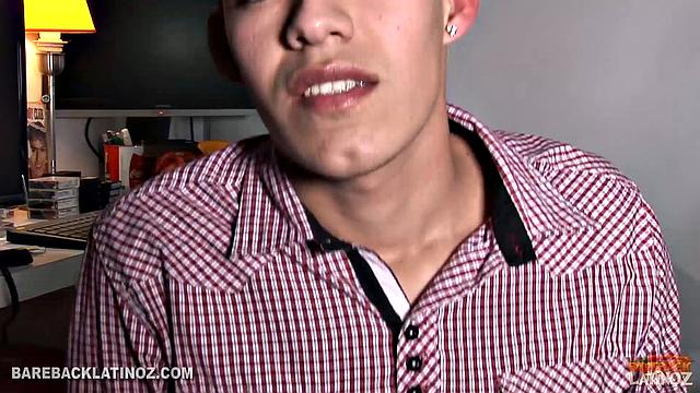 латинский твинк эван дрочит стояк и пальцем ласкает свою попку