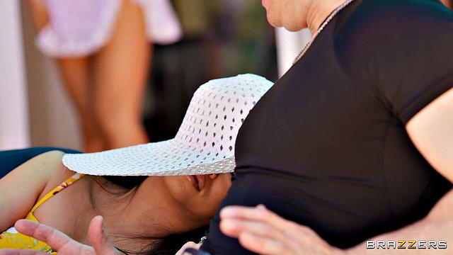 горячая подруга соблазняет мужа и получает жёстко в ванной