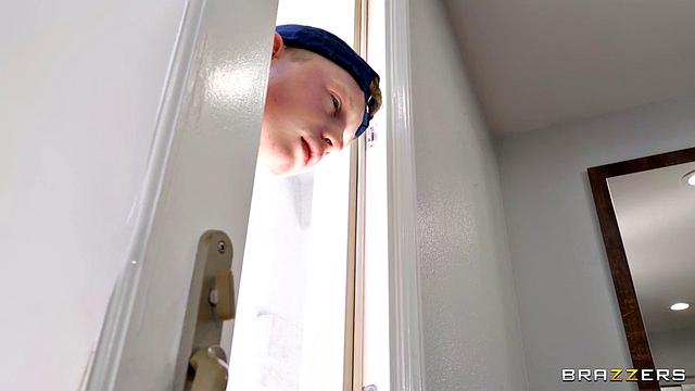 Парень залетает к Ryan Keely за мячом и получает жаркий секс с зрелой красоткой в спальне.