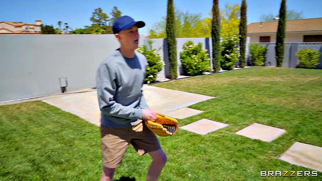 Парень залетает к Ryan Keely за мячом и получает жаркий секс с зрелой красоткой в спальне.