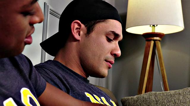 накачанные студенты с татуировками дрочат и сосут друг другу толстые члены