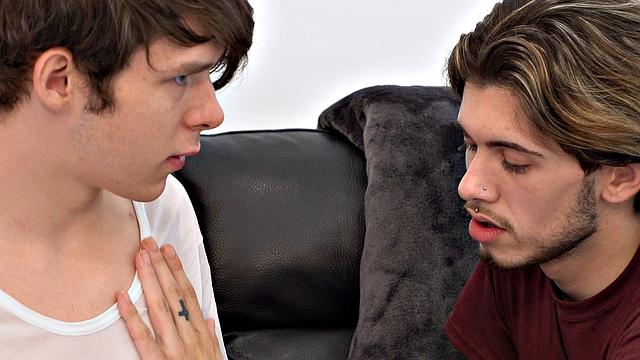 Молодые миссионеры соблазняют новичка своими круглыми попками