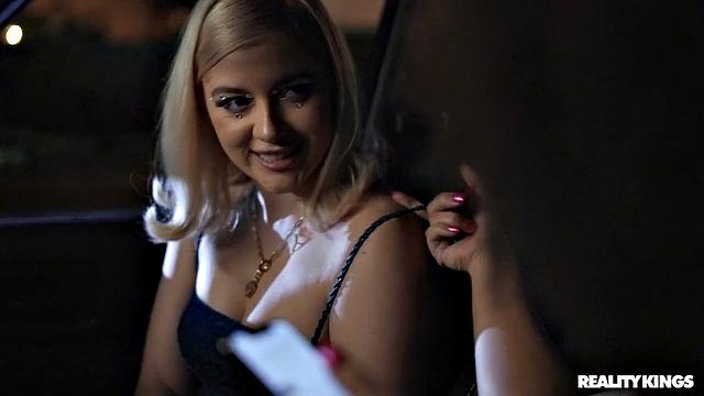 Gia Oh My и Nina Diaz - горячий секс под утро в машине, когда никто не мешает.