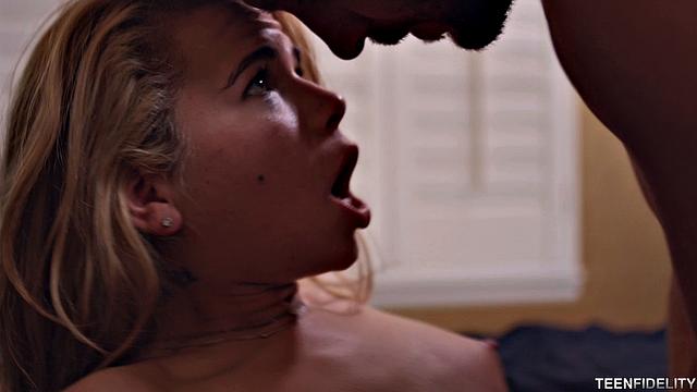 Алина Уэст принимает крепкий трах от незваного гостя дома