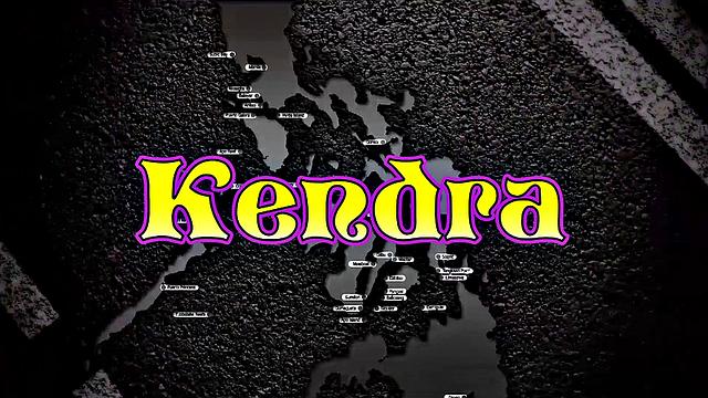 Филиппинка с голой киской устраивает глубокий минет под камеру, как будто это ее лучшая работа на сегодня.