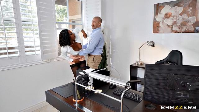 Жена и любовница: офисный трах без перерыва, пока муж не спалился с двумя сразу!