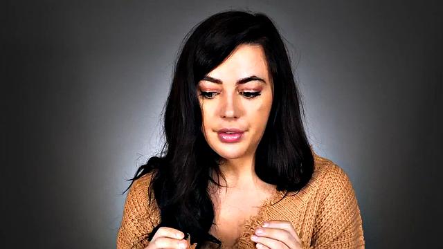 миниатюрная обольстительница раздвигает ножки и глубоко трахается игрушкой