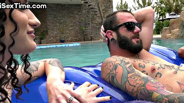 Alt bisexual babe gets her pussy 3way by BBC outdoor