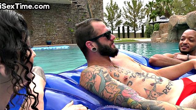 Alt bisexual babe gets her pussy 3way by BBC outdoor