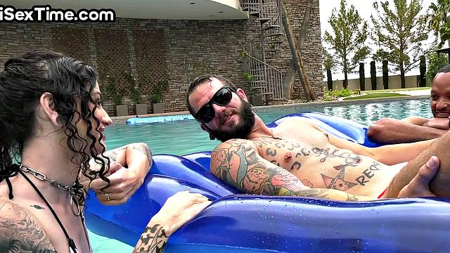 Alt bisexual babe gets her pussy 3way by BBC outdoor