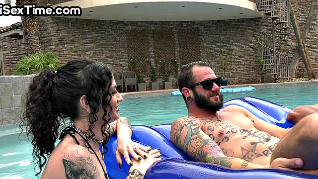 альт-девка хохочет, пока её имеют втроём с bbc на свежем воздухе