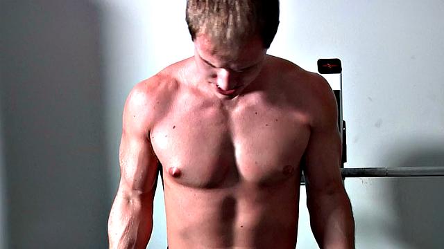 качок в раздевалке отдается горячему парню, который сосет и трахает до упора