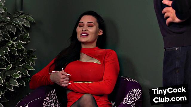 британская sph-доминa с сиськами на показ ржет над дрочерами