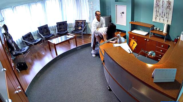 Секс-визит к врачу: пациентка захотела член, ну и получила по полной
