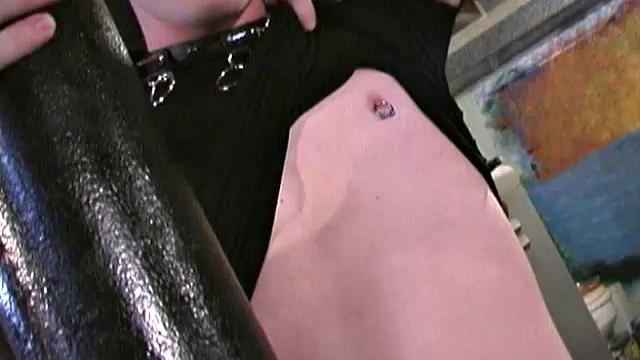 Кристиан Пирс дрочит огромный член и заливает все спермой