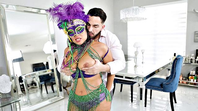 Кармела Клатч блестит маслом и скачет страстно на диване