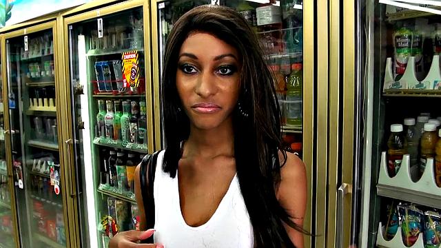 татуированная латинка Надя скачет на члене в гостиной