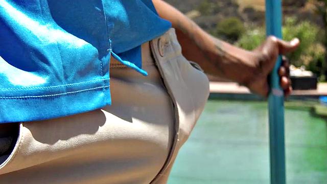 смотри, как блондинка у бассейна сосёт и ебётся с чёрным членом