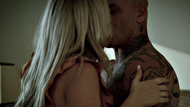 горячая красотка в 69, глубокий минет и мощный конч в киску