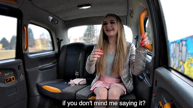 татуированная красотка трахается с большим белым в авто в миссионерской