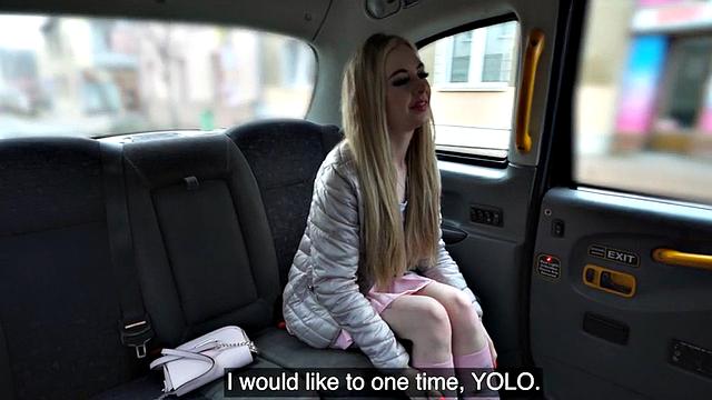 татуированная красотка трахается с большим белым в авто в миссионерской