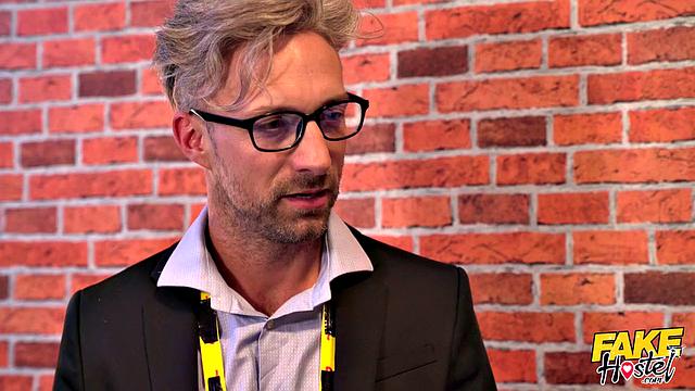 Кира Квин и Лола Шайн сдают визового инспектора сексом в хостеле, обе получают его сперму на лицо и кайфуют от огромного члена Лутро Стилла.