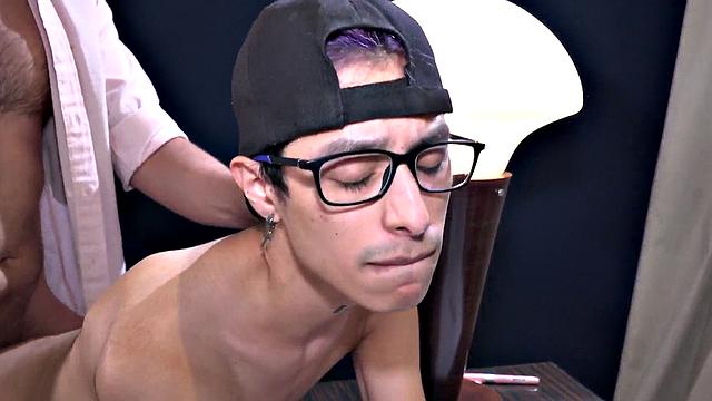 Tattooed daddy fucks skinny Latin twink in office