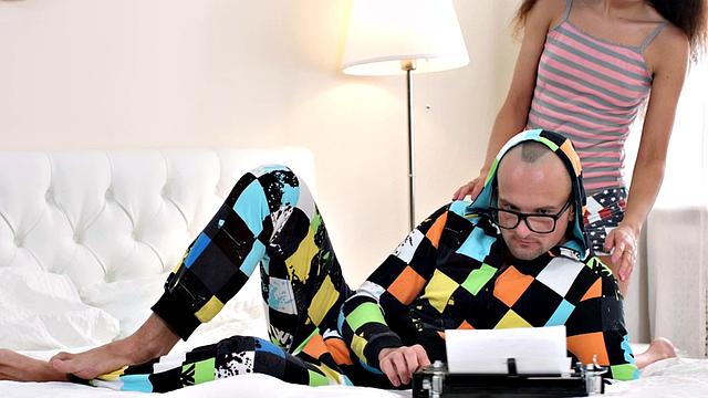 Катти Вест в очках трахает настолько жадно, что кончают ей прямо в киску