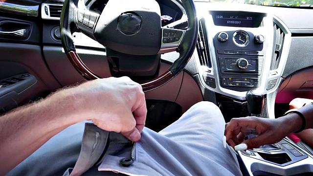 Тиффани Нуньес отсасывает по дороге и трахается ради бесплатной поездки