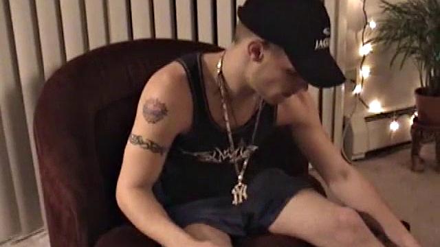 Девушка дрочит члену и ловит сперму на руку