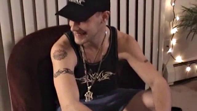 Девушка дрочит члену и ловит сперму на руку