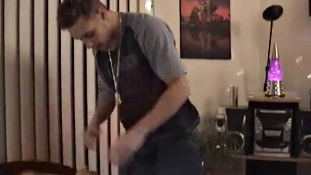 Девушка дрочит члену и ловит сперму на руку