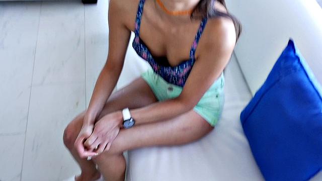 пришел чинить ноутбук, а трахнул красавицу на диване