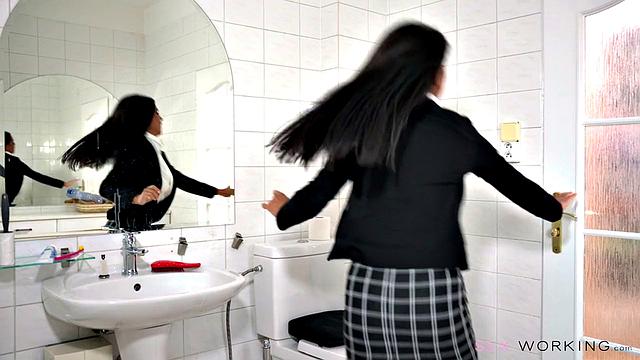 Шикарная брюнетка Chloe Lamour страстно трахается с мужиком перед работой, жадно сосёт и получает сочную порцию спермы в пизду.