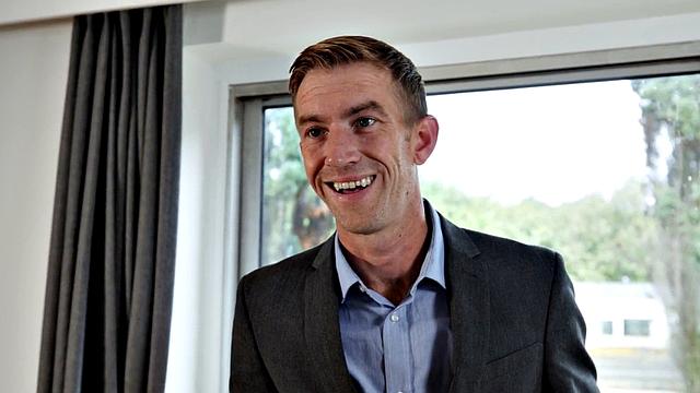 Curvy inked MILF bounces on cock after deepthroat