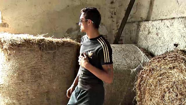 цыган размахивает прибором и шутит даже после финиша