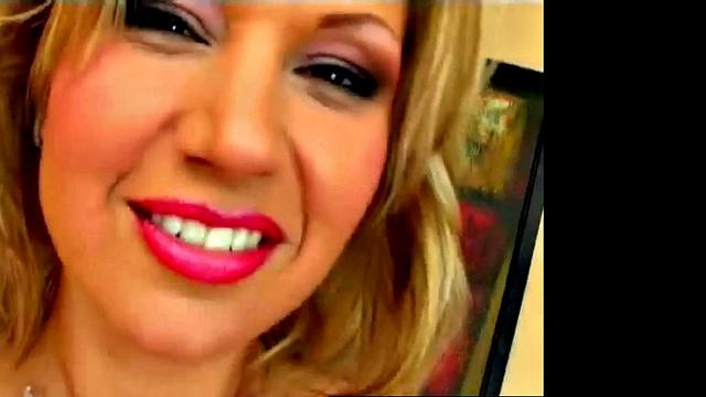 gold nerova шутит, трясёт сиськами и играет с членом