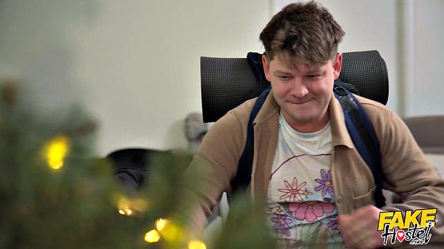 Сереина Гомез и Канди Люсиани ловко застряли под ёлкой, но Майкл Флай знает, как правильно распаковать подарки в группе - рождество стало весёлым и мокрым!