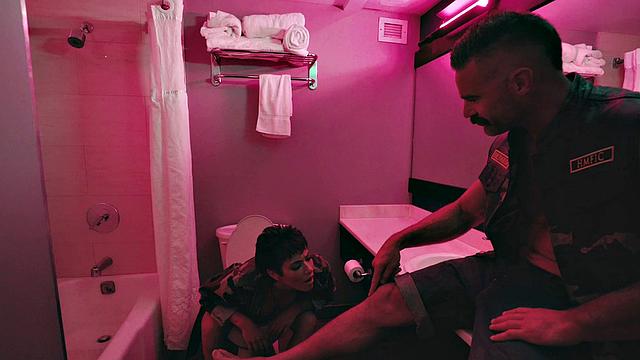 Brooklyn Gray отдается жесткому сексу без остатка