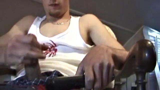 Скейтер Винс дрочит в одиночестве