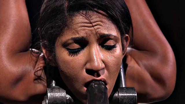 Грудастая брюнетка на подвесе - кляп, игрушки и жесткое доминирование