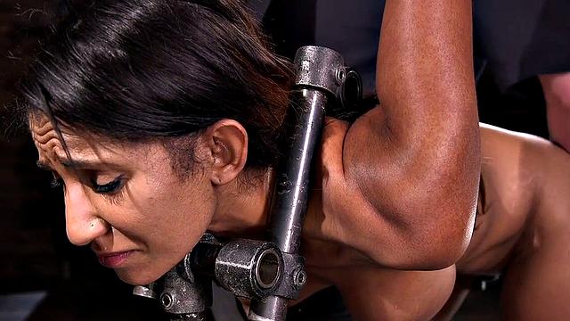 Грудастая брюнетка на подвесе - кляп, игрушки и жесткое доминирование