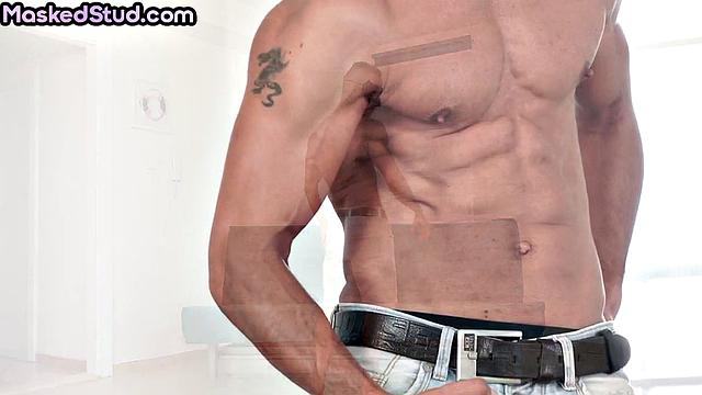 Маска не спасла - качок быстро показал, как развлекаются взрослые парни друг с другом, а потом добавил ручную работу с иронией.