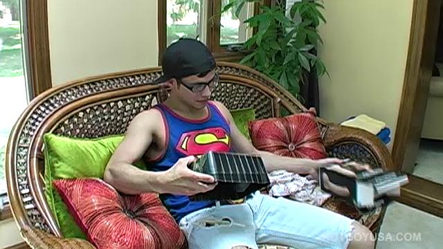 Houston Cummings has a new dildo and in this solo erk off scene he puts it to good use, while stroking his 7 inches of uncut meat. With some anal stimulation going on, the sexy boy works himself to the edge and blows his cum load for us.