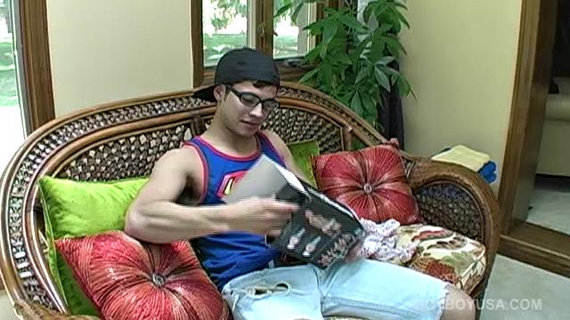 Houston Cummings has a new dildo and in this solo erk off scene he puts it to good use, while stroking his 7 inches of uncut meat. With some anal stimulation going on, the sexy boy works himself to the edge and blows his cum load for us.