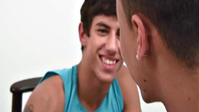 Renato Moraes и Coelho устраивают жаркую минетную сессию с огромным членом, тут страсть зашкаливает