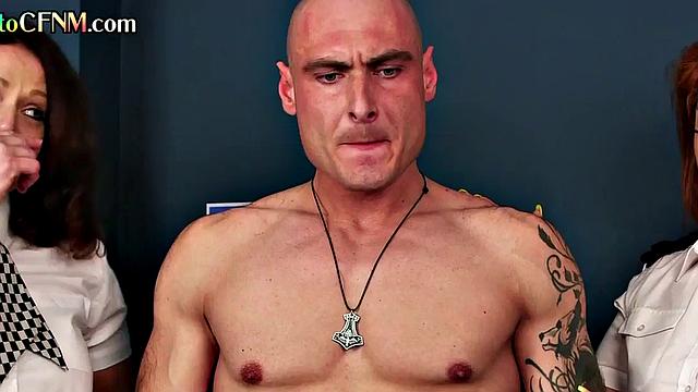 доминантные зрелые полицейские дрочат член в дерзком cfnm трио