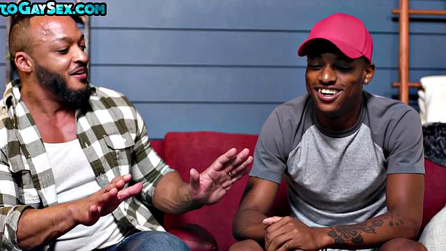 чёрный топ жёстко трахает качка без резинки до кончи