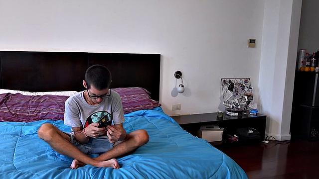 Daryl is quick to pull daddy's pants down and start sucking on that big dick. By the time both are naked, Joris is ready to take his bottom from behind and bareback fucks that skinny ass all over the bed.