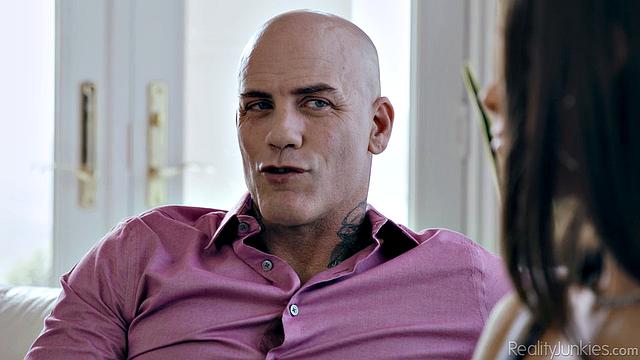 Брюнетка в очках April Olsen изменяет мужу с Derrick Pierce в номере отеля, страстный минет и глубокий трах за кадром свадьбы.